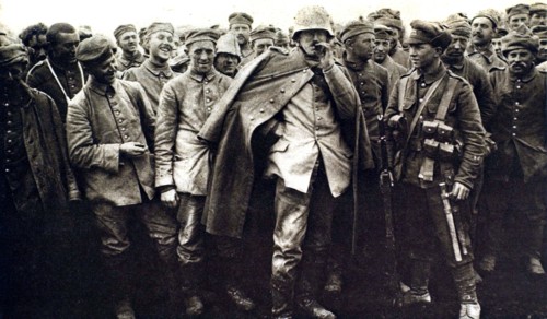 In Saint-Eloi, the English taking German prisoners (1916)