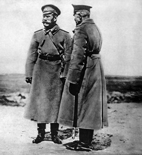 Première Guerre Mondiale. Sur le front russe occidental, l'empereur Nicolas II, de Russie, s'entretient avec le général Broussiloff