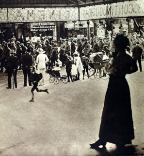 World War I. German soldiers, taken prisoner in the Somme, crossing the streets of Southampton (1916)