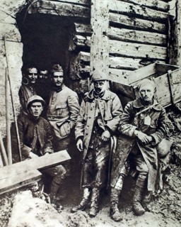 Deux soldats blessés au Bois de Vaux-Chapitre, en 1916.