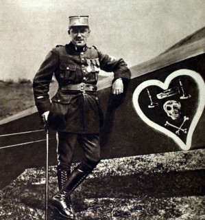 Première Guerre Mondiale. L'aviateur Nungesser devant son "Bébé Nieuport" (1916)