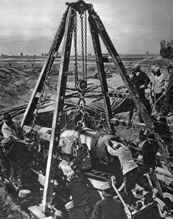 Unlimbering a 270-mm artillery piece on the Somme