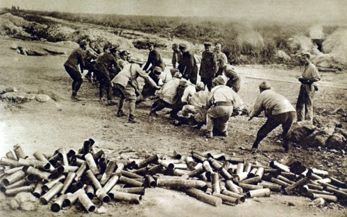 Games between French and English soldiers, 1916