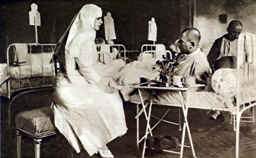 Princess Marie of Rumania with a soldier, 1916
