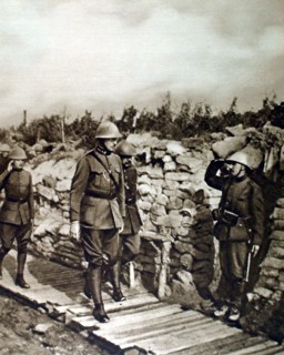 Première Guerre Mondiale. Le roi Albert de Belgique en inspection sur le front belge (1916)