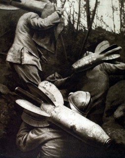 Première Guerre Mondiale. Dans une tranchée avancée, transport des torpilles aériennes à dos d'hommes
