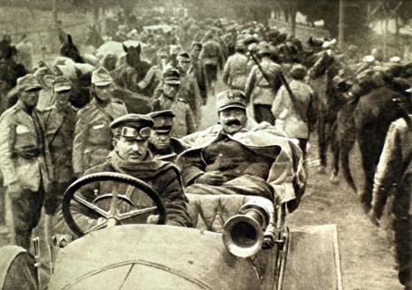 Première Guerre Mondiale. Sur le front de l'Oltu, dans la Valachie, le prince roumain Ghica en auto
