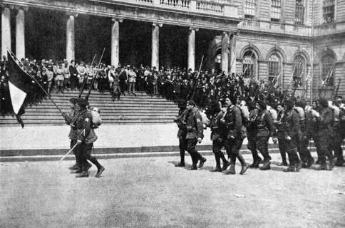 Welcoming French soldiers to the United States (1918)