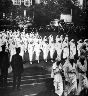 Première Guerre Mondiale. Revue des dames de la Croix-rouge, enrôlées comme infirmières dans l'armée américaine, à New York