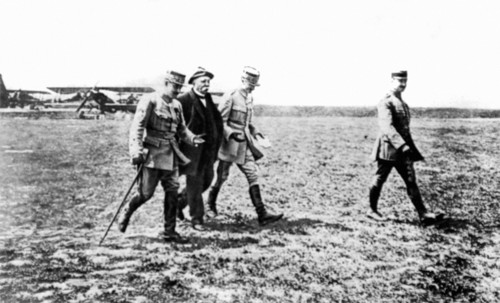 Première Guerre Mondiale. M. Clemenceau, président du conseil, visite les escadrilles de combat