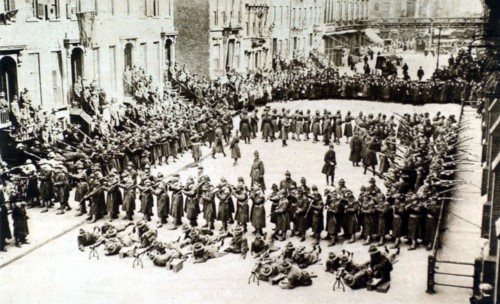 World War I. Defense of New York: soldiers, armed with rifles and machine guns, keeping a look-out on the streets (1918)