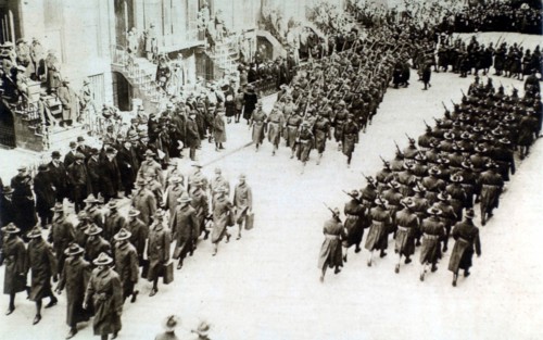 World War I. World War I. Defense of New York: soldiers, armed with rifles and machine guns, keeping a look-out on the streets