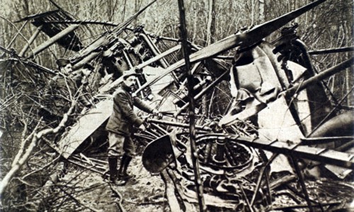 Première Guerre Mondiale. "Gotha" abattu dans le bois d'Etrépilly, près de Château-Thierry