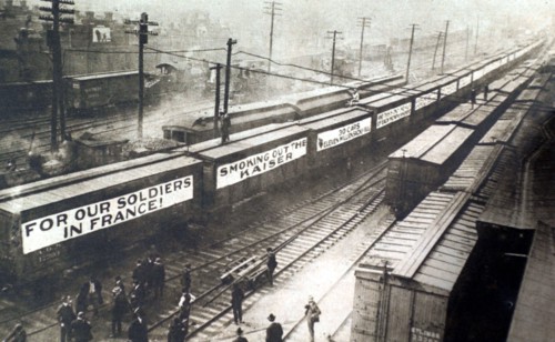 Première Guerre Mondiale. Train de 30 wagons transportant 11 millions de sacs de tabac pour les soldats américains