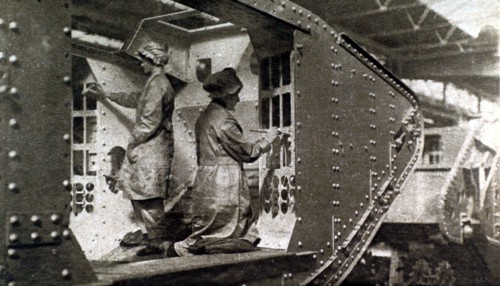 Première Guerre Mondiale. En Angleterre, des femmes peignant l'intérieur d'un tank