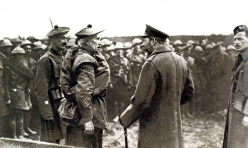 Première Guerre Mondiale. Sur le front, le roi Georges V parlant à des Ecossais revenant du feu
