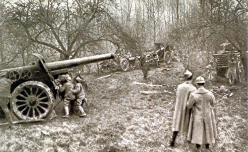 Première Guerre Mondiale. Sur le front, mise en place d'une batterie de 155 Schneider