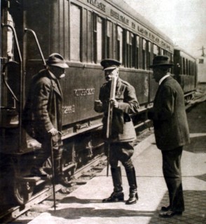 Première Guerre Mondiale. Le feld-maréchal sir Douglas Haig salue M. Clemenceau à son arrivée sur le front