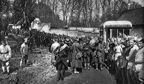 Première Guerre Mondiale. Après la bataille de Bois Sénécat, prisonniers allemands arrivant à l'arrière du front pour être dirigés sur les camps de l'intérieur