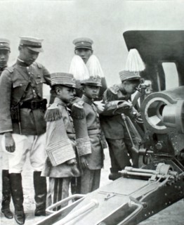 Chine. Leçon d'artillerie donnée aux trois petits-fils du maréchal Tchang Tso Lin (1927)