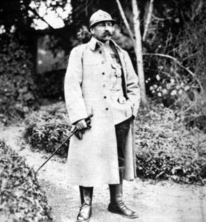 Première Guerre Mondiale. Le général de division Dubail décoré de la médaille militaire