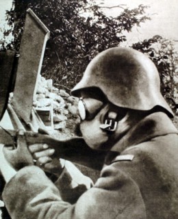 Première Guerre Mondiale. Soldat français dans une tranchée (1915)