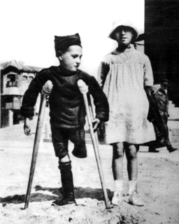 World War I. A child wounded during the bombardment of Ypres by the Germans (1915)