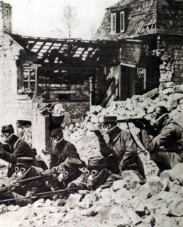 World War I. French soldiers fighting (1915)