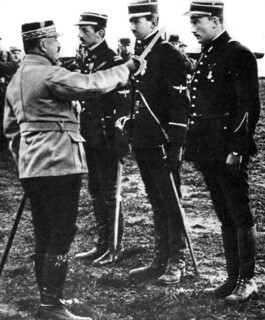Première Guerre Mondiale. Le général Franchet d'Esperey décore des aviateurs au retour d'un raid (1915)