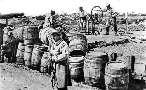 World War I. A water distribution post in Artois (1915)