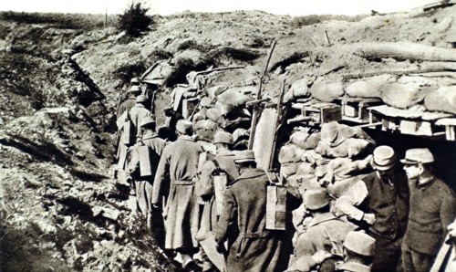 World War I. A water distribution post in Artois (1915)