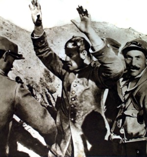 Première Guerre Mondiale. Fouille d'un prisonnier allemand