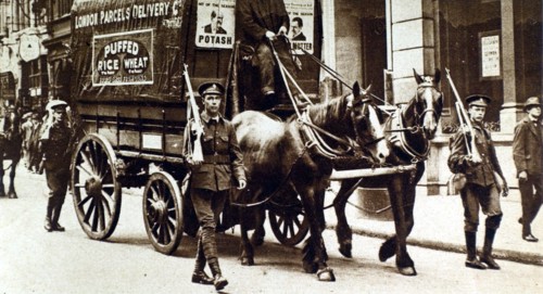 World War I. Territorial soldiers appear in the London streets (1914)