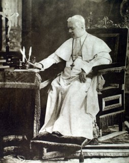 Portrait du pape Pie X dans son cabinet de travail au Vatican (1914)