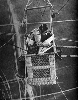 Première Guerre Mondiale. L'observateur d'un ballon captif dit "Saucisse" téléphonant ses observations et vérifiant les attaches de son parachute