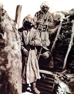 Première Guerre Mondiale. Soldats portant des cagoules qui les protègent contre l'emploi des gaz asphyxiants par les Allemands (1915)
