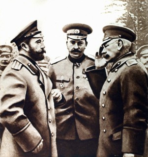 Première Guerre Mondiale. Le tsar Nicolas II en conversation avec les généraux Janouchkévitch et Rouzsky