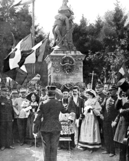 In front of the war memorial in Mars-la-Tour (1910)