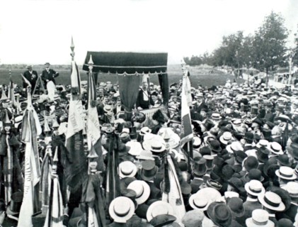 In front of the war memorial in Mars-la-Tour(1910)