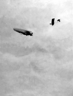 Première Guerre Mondiale. Zeppelin poursuivi par un biplan français (1915)