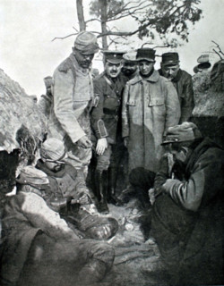 Première Guerre Mondiale. Joueurs de manille dans une tranchée du front