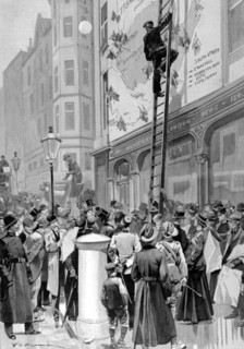 Guerre du Transvaal. A Londres, la carte du Transvaal affichée sur la façade de l'immeuble de l'"Illustrated London News"