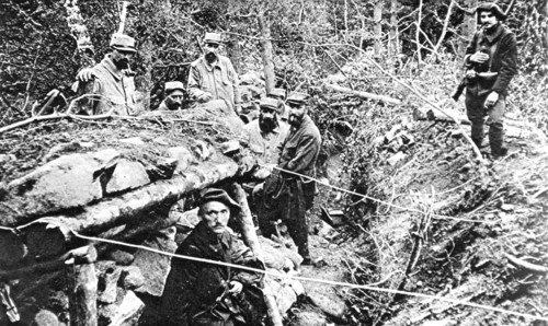 Première Guerre Mondiale. Dans la vallée de la Fecht, dans une tranchée de Metzeral prise au allemands (1915)