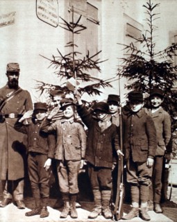 Première Guerre Mondiale. Enfants jouant à la guerre dans le village de Thann, en Alsace (1915)