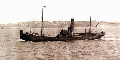 Première Guerre Mondiale. A l'entrée des Dardanelles, un chalutier relève-mines est au travail devant Seddul-Bahr (1915)