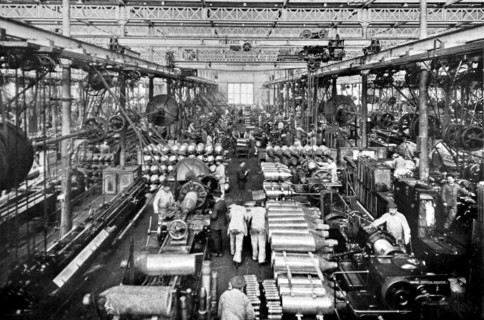 Première Guerre Mondiale. Dans les ateliers du Creusot, usinage des gros obus (1915)