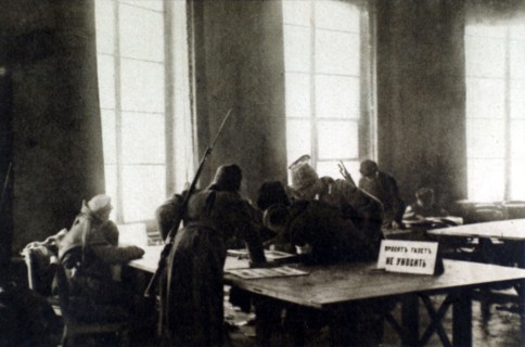 Révolution russe de 1917. A Pétrograd, soldats en armes dans le cabinet de lecture de la Douma (1917)