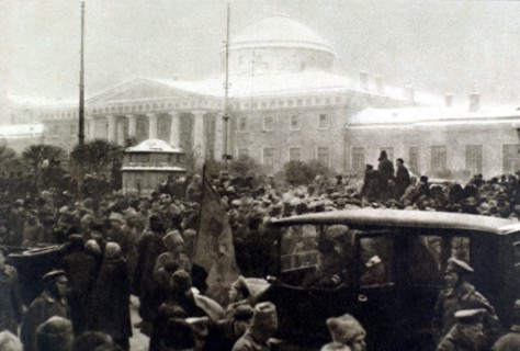 Révolution russe de 1917. A Pétrograd, devant le palais de Tauride