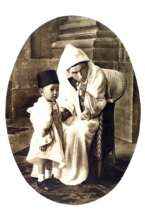 The sultan of Morocco, Sidi Mohammed ben Yussef, and his son (1931)