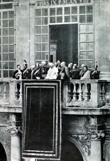 Pope Pius X appearing before the pilgrims, in the Saint-Damasus courtyard, at the Vatican (1913)